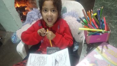 Maia, la niña que protagonizó un choque en el Médano de Oro, está en casa pero cada día recuerda el accidente