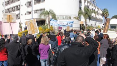 Los empleados judiciales marcharon hasta la Legislatura, y les descontarán el día