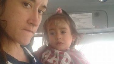 Viajó con su bebé en brazos parada en el colectivo y lo contó en las redes