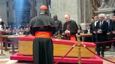 Nueva polémica en el cónclave: un cardenal sancionado por abuso llegó a Roma