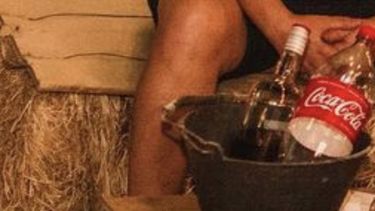 De los frascos como vasos a baldes de albañilería como frapera: el tuit que muestra la novedad en un bar caucetero