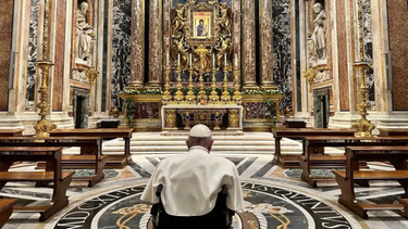 El Papa Francisco, en oración en Santa María La Mayor (wikipedia X @news_vaticano)