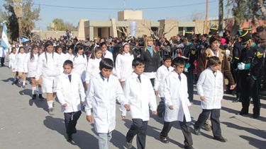 25 de Mayo celebró el Día de la Independencia con un colorido desfile
