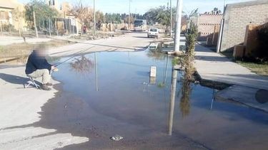 25 de Mayo: la irónica foto de un hombre que se sentó en la calle a pescar en una laguna