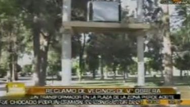 Un transformador que pierde aceite y un gabinete eléctrico sin puerta