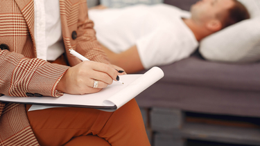 Salud mental en San Juan: psicólogos desbordados y terapias por más de $15.000 por mes