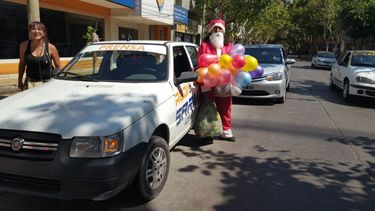 Papá Noel reparte regalos en San Juan, en el móvil de una radio