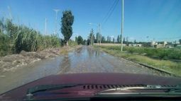 Denuncian que vecinos inundan las calles a propósito