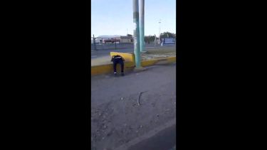 Viral: un borrachín desparramado en plena mañana sanjuanina