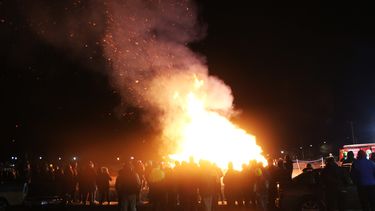 La Gran Fogata de San Juan Bautista iluminó la noche y los corazones en San Martín