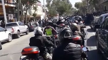 Con rugir de motos, dieron el último adiós a la seño fallecida en el siniestro de Circunvalación