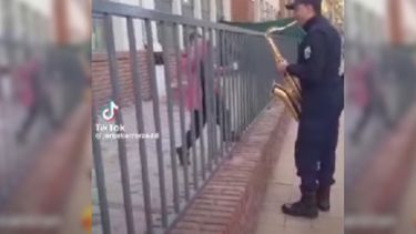 Policía sanjuanino interpretó música de Frozen para los más chicos en una escuela