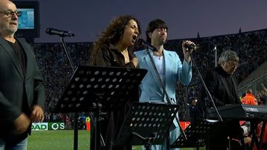 Emotivo momento: Patricia Sosa, Baglietto, Vitale y Sujatovich entonaron el Himno en el Bicentenario