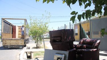 Se encadenó para evitar que lo saquen de su casa