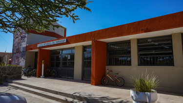 La ampliación y refacción de la escuela República del Paraguay es una de las obras que aún continúan en marcha en el paraje Difunta Correa, luego de las inauguraciones ya realizadas.