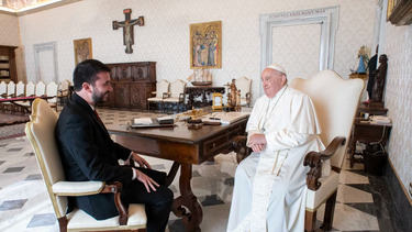 El Papa Francisco recibió a un enviado del Gobierno, tras el fuerte cruce por el uso del gas pimienta