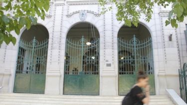 Buscan que la hija del hombre que entró a las piñas al aula no se vaya de la escuela