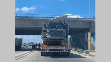 Un camión quedó atascado bajo un puente en Pocito y generó caos en el tránsito