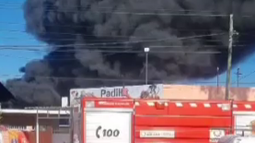 Un voraz incendio cerca de Avenida Benavídez despertó pánico entre vecinos Un voraz incendio cerca de Avenida Benavídez despertó pánico entre vecinos