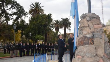 En la fría mañana se realizó el izamiento del Pabellón Nacional