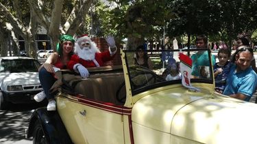 Papá Noel anduvo por la Plaza 25 de Mayo