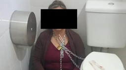 La foto de la mujer encadenada circuló en las redes sociales. La foto de la mujer encadenada circuló en las redes sociales.