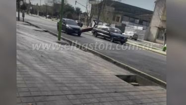 De terror: se les cayó el ataúd en plena calle caucetera