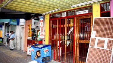 Por una invasión de cucarachas, clausuraron negocios céntricos