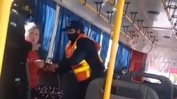 Video: viajaba sin barbijo en el colectivo por Chimbas y protagonizó un escándalo