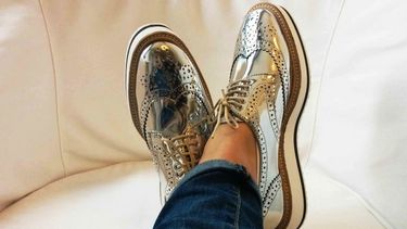 Efecto metalizado: cómo sumar brillos en ropa y accesorios