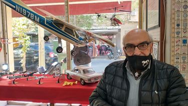 Carlos Adarvez, entre sus aviones.&nbsp;