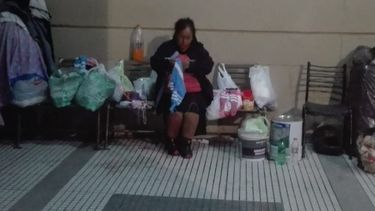 La historia de La Tejedora, una mujer demente que duerme hace un año en el hospital Rawson