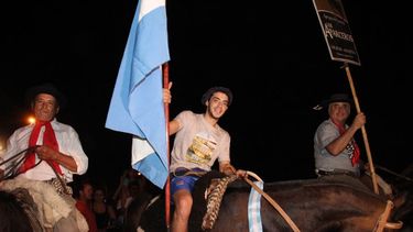 Emotivo recibimiento al héroe de la Grupa Surera