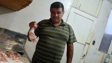 Don Pico, el despostador de pollos más rápido del Aramburu y sus alrededores