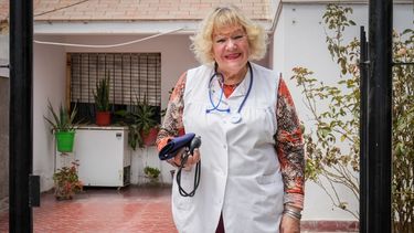 Sara tiene 72 años y es enfermera. Aunque está jubilada, sigue ayudando a sus vecinos y el domingo logró salvar la vida de un hombre en la Terminal de Caucete.