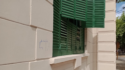 Apareció una leyenda pintada en los muros recién restaurados de la Escuela Normal Sarmiento. Apareció una leyenda pintada en los muros recién restaurados de la Escuela Normal Sarmiento.