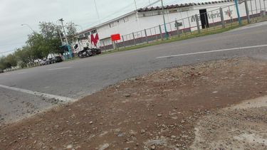 Peligro inminente por un tremendo socavón en la Mendoza