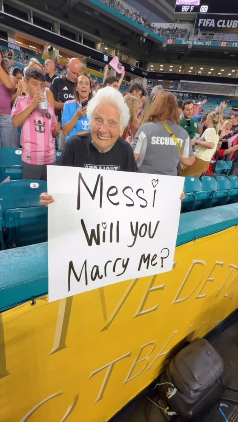 el-cartel-que-le-hizo-una-abuela-de-98-anos-a-messi-en-estados-unidos-foto-rosssmith-instagram-6DNDPWVY7RAMFBNUYR66FJJUVA.avif