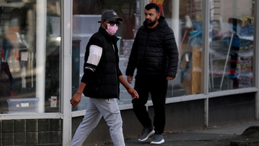 Vuelven los barbijos a España por la epidemia de la variante K del virus H3N2 de la gripe A