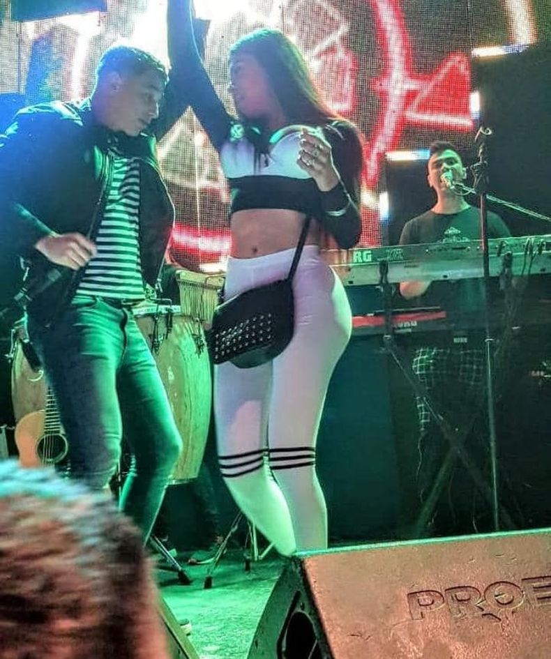 El baile de Milena con el cantante de Q'Lokura.&nbsp;