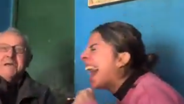 Video: un abuelo sanjuanino se animó a una batalla de rap y sorprendió a todos con su remate