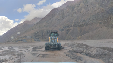 Vialidad mantuvo el paso a Chile cerrado un dia porque no tenia combustible para las maquinarias que lo mantienen en condiciones.