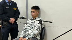 Samuel Pablo Aguirre (19) reconoció ser el autor del asesinato de su vecino y amigo, José Mario Amaya (36), y aceptó cumplir una pena de 9 años de prisión efectiva. Samuel Pablo Aguirre (19) reconoció ser el autor del asesinato de su vecino y amigo, José Mario Amaya (36), y aceptó cumplir una pena de 9 años de prisión efectiva.