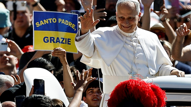 El papa León XIV saluda a la gente en la plaza de San Pedro.