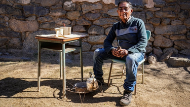 Don Claudio es portero de la escuela de Sierras de Riveros desde hace 31 años. Asegura que el maquinista que abrió el camino al lugar es un héroe y destaca todos los beneficios de la obra.