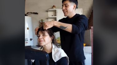 Le cantó una canción de Juan Gabriel a su clienta y la hizo llorar: el video de un sanjuanino que es viral