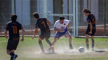 La Liga Universitaria sigue a todo motor en las canchas del Palomar.