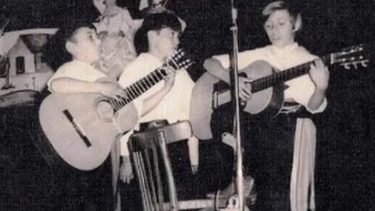 Rolando García Gómez (a la izquierda) con su guitarra desde siempre.
