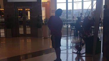 Trabajadores de un shopping sanjuanino, preocupados por un niño que mendiga solo