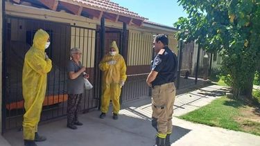 Bomberos de Ullum salió a entregar un kit sanitario para todos los vecinos